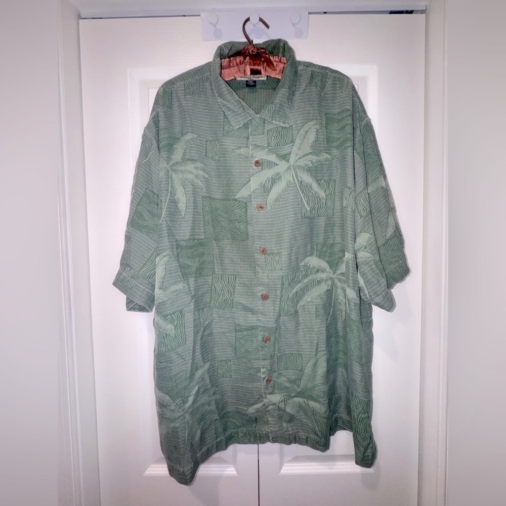 Tommy Bahama men’s XL green 100% silk Hawaiian short sleeve shirt. GUC